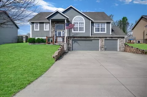 218 S Melrose Ln, Tonganoxie, KS 66086