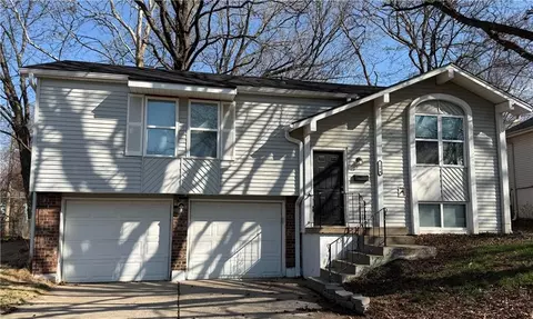 8004 E 120th St, Grandview, MO 64030
