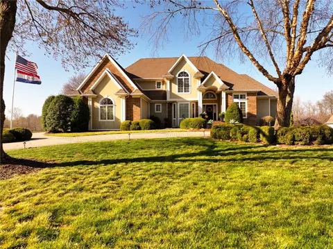 Exterior - 304 Reavley Dr, Lamar, MO 64759 photo 7 of 8