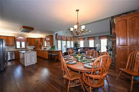 Dining - 304 Reavley Dr, Lamar, MO 64759 photo 4 of 5