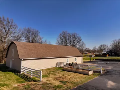 Exterior - 304 Reavley Dr, Lamar, MO 64759 photo 3 of 8