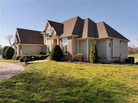 Exterior - 304 Reavley Dr, Lamar, MO 64759 photo 2 of 8