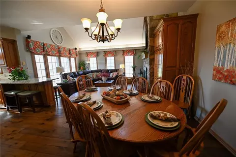 Dining - 304 Reavley Dr, Lamar, MO 64759 photo 2 of 5