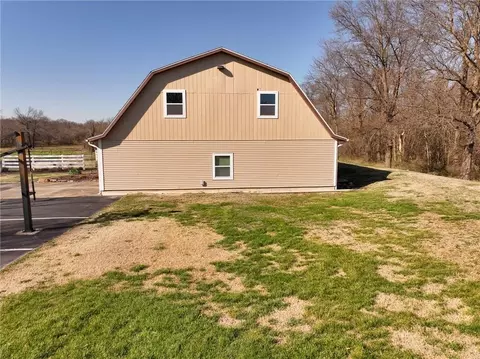 Exterior - 304 Reavley Dr, Lamar, MO 64759 photo 4 of 8