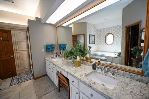 Bath - 304 Reavley Dr, Lamar, MO 64759 photo 4 of 7