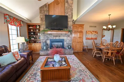 Living - 304 Reavley Dr, Lamar, MO 64759 photo 2 of 6