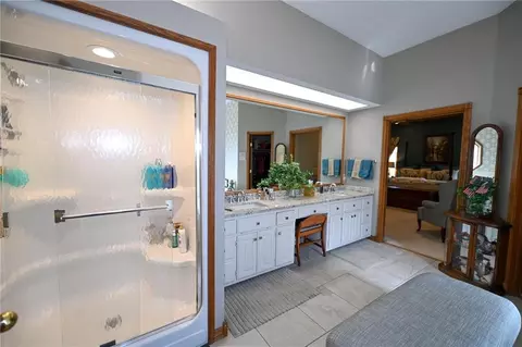 Bath - 304 Reavley Dr, Lamar, MO 64759 photo 5 of 7