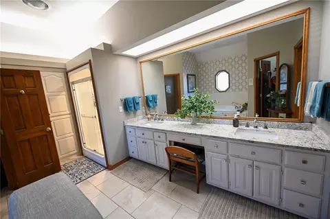 Bath - 304 Reavley Dr, Lamar, MO 64759 photo 3 of 7