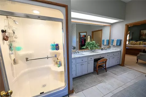 Bath - 304 Reavley Dr, Lamar, MO 64759 photo 2 of 7