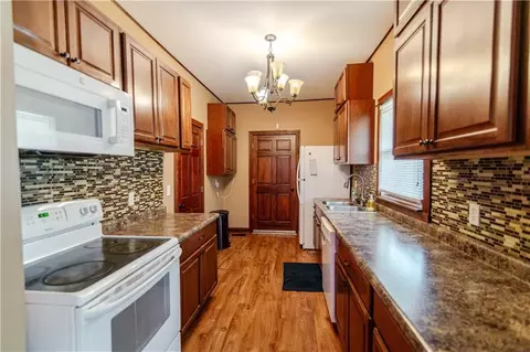 Entry Way - 905 Parallel St, Atchison, KS 66002 photo 1 of 1