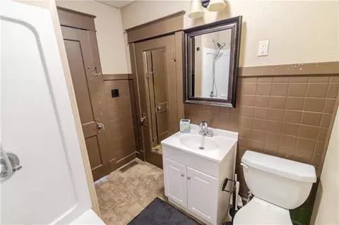Bath - 905 Parallel St, Atchison, KS 66002 photo 2 of 3