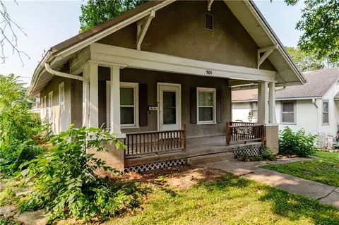 Exterior - 905 Parallel St, Atchison, KS 66002 photo 2 of 12