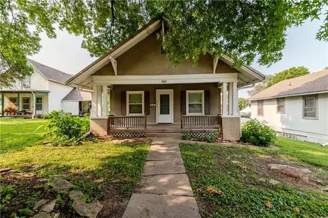Exterior - 905 Parallel St, Atchison, KS 66002 photo 1 of 12