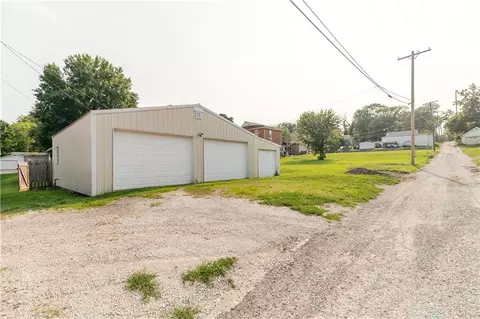 Exterior - 905 Parallel St, Atchison, KS 66002 photo 7 of 12
