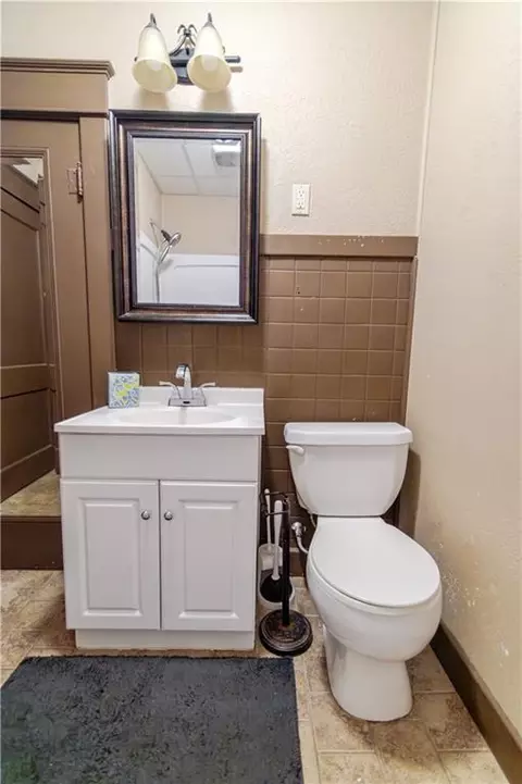 Bath - 905 Parallel St, Atchison, KS 66002 photo 1 of 3