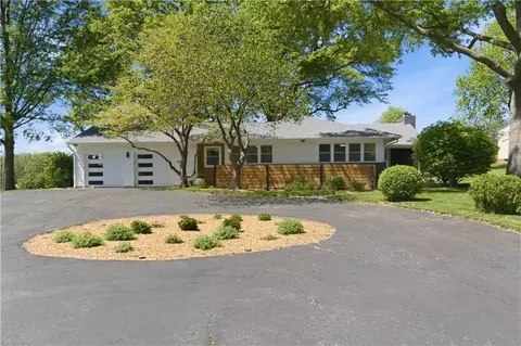 Exterior - 4402 S Phelps Rd, Independence, MO 64055 photo 13 of 13