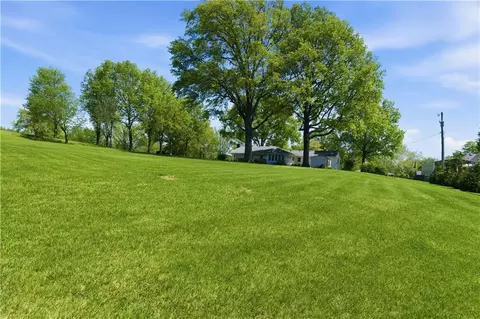Exterior - 4402 S Phelps Rd, Independence, MO 64055 photo 11 of 13