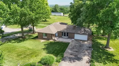 815 Kouns Ln, Edwardsville, KS 66111