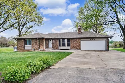 815 Kouns Ln, Edwardsville, KS 66111