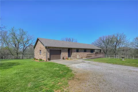 286 S 160th St, Girard, KS 66743