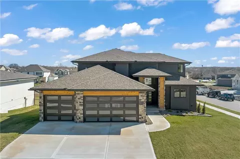 2608 NE Woodland Oak Dr, Lees Summit, MO 64086