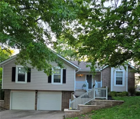 1204 NE Hendrix Dr, Lees Summit, MO 64086