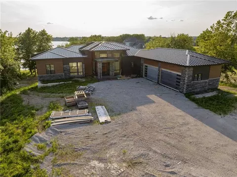 14 Tomahawk Cir, Lake Winnebago, MO 64034