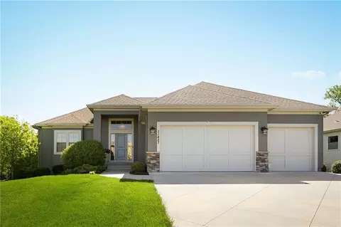 11427 S Redbud Ln, Olathe, KS 66061