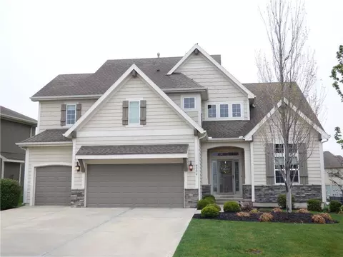 8202 W 166th Ct, Overland Park, KS 66085