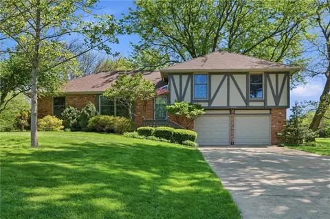 16537 Glenwood St, Stilwell, KS 66085