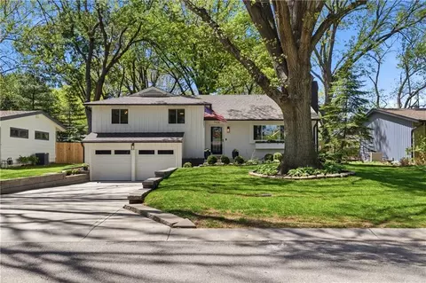 7928 Juniper Dr, Prairie Village, KS 66208