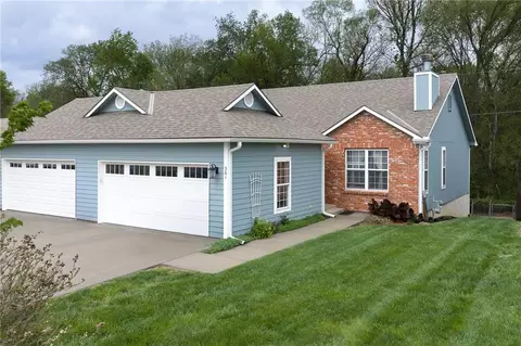 361 E 12th St, Tonganoxie, KS 66086