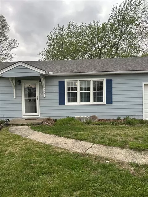 304 Floyd Rd, Orrick, MO 64077