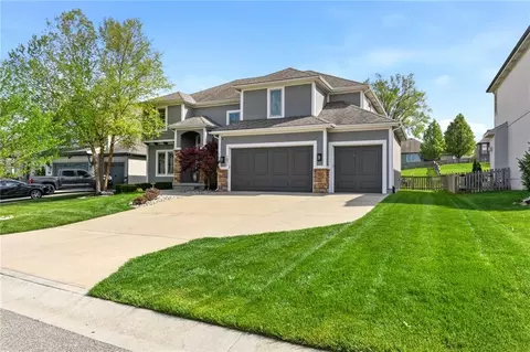 1021 SW Drake Cir, Lees Summit, MO 64082