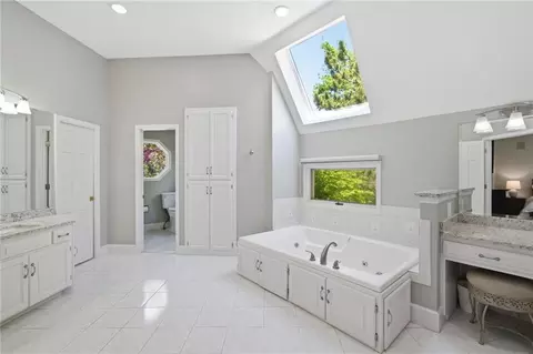 Bath - 1025 NE Moss Point Rd, Lees Summit, MO 64064 photo 3 of 10