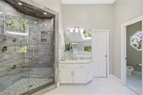 Bath - 1025 NE Moss Point Rd, Lees Summit, MO 64064 photo 2 of 10