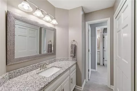 Bath - 1025 NE Moss Point Rd, Lees Summit, MO 64064 photo 4 of 10