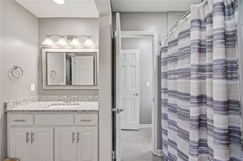 Bath - 1025 NE Moss Point Rd, Lees Summit, MO 64064 photo 5 of 10