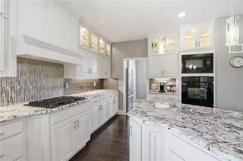 Kitchen - 1025 NE Moss Point Rd, Lees Summit, MO 64064 photo 4 of 6