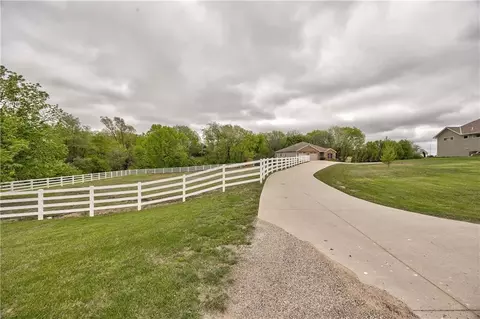 32564 204th St, Leavenworth, KS 66048