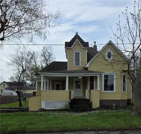 715 W 4th St, Cameron, MO 64429