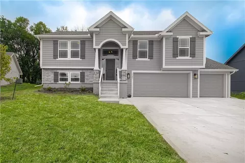 10139 N Poplar Ave, Kansas City, MO 64156