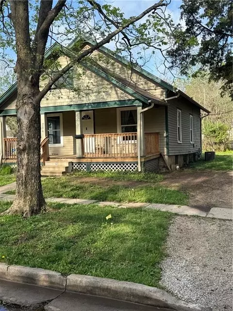 734 S Hickory St, Ottawa, KS 66067