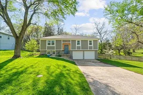 5520 Stearns St, Shawnee, KS 66203