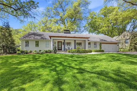 9526 Manor Rd, Leawood, KS 66206