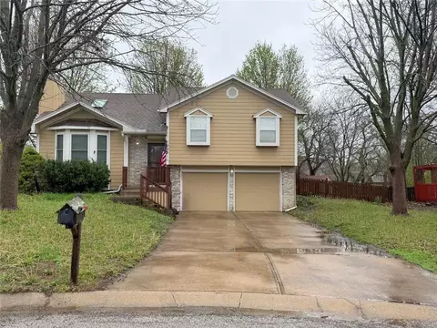 1304 Huntington Cir, Greenwood, MO 64034