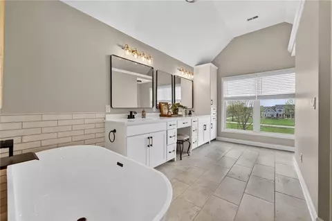 Bath - 905 Florence Ave, Raymore, MO 64083 photo 5 of 11