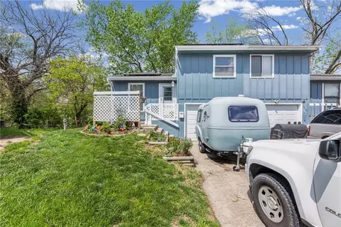 8462 Lane Dr, Raytown, MO 64138