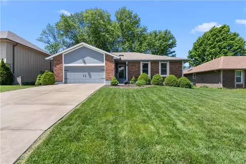 604 SE Adobe St, Lees Summit, MO 64063