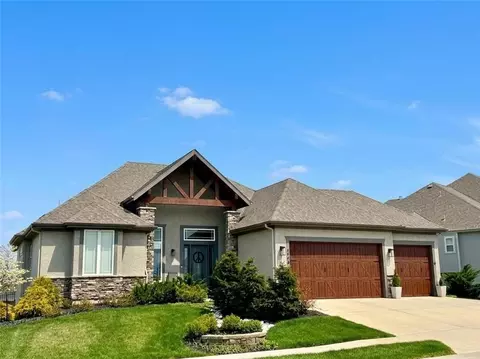 5745 Barn Hill Rd, Parkville, MO 64152